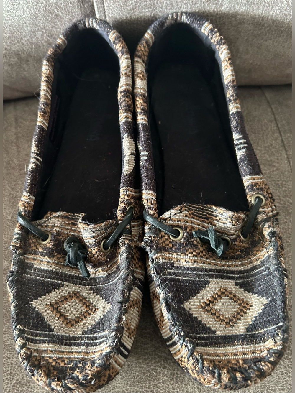 Minnetonka Brown Tribal Design Fabric Moccasins sz 7.5